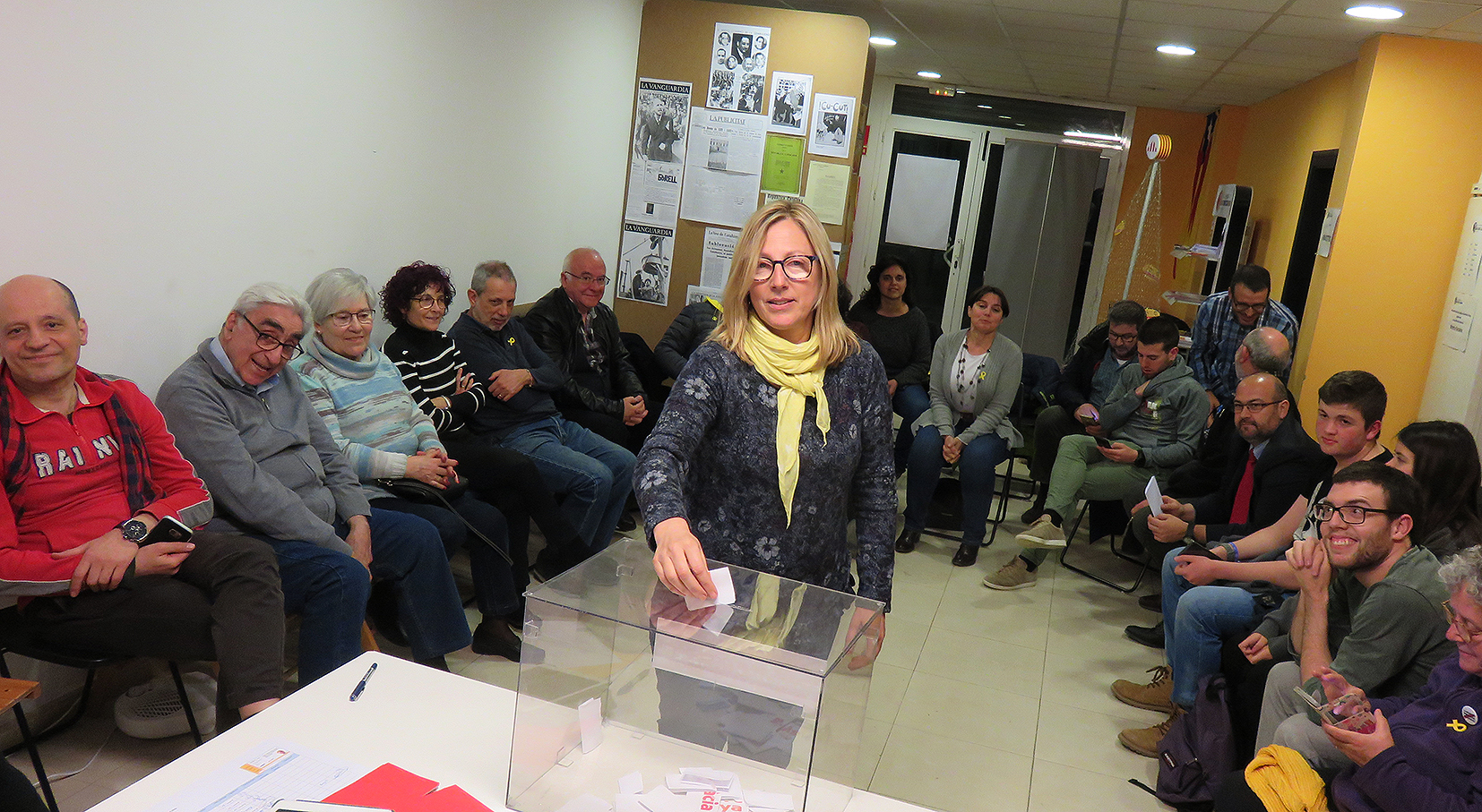 Dolors Castellà vota durant l'assemblea de dijous