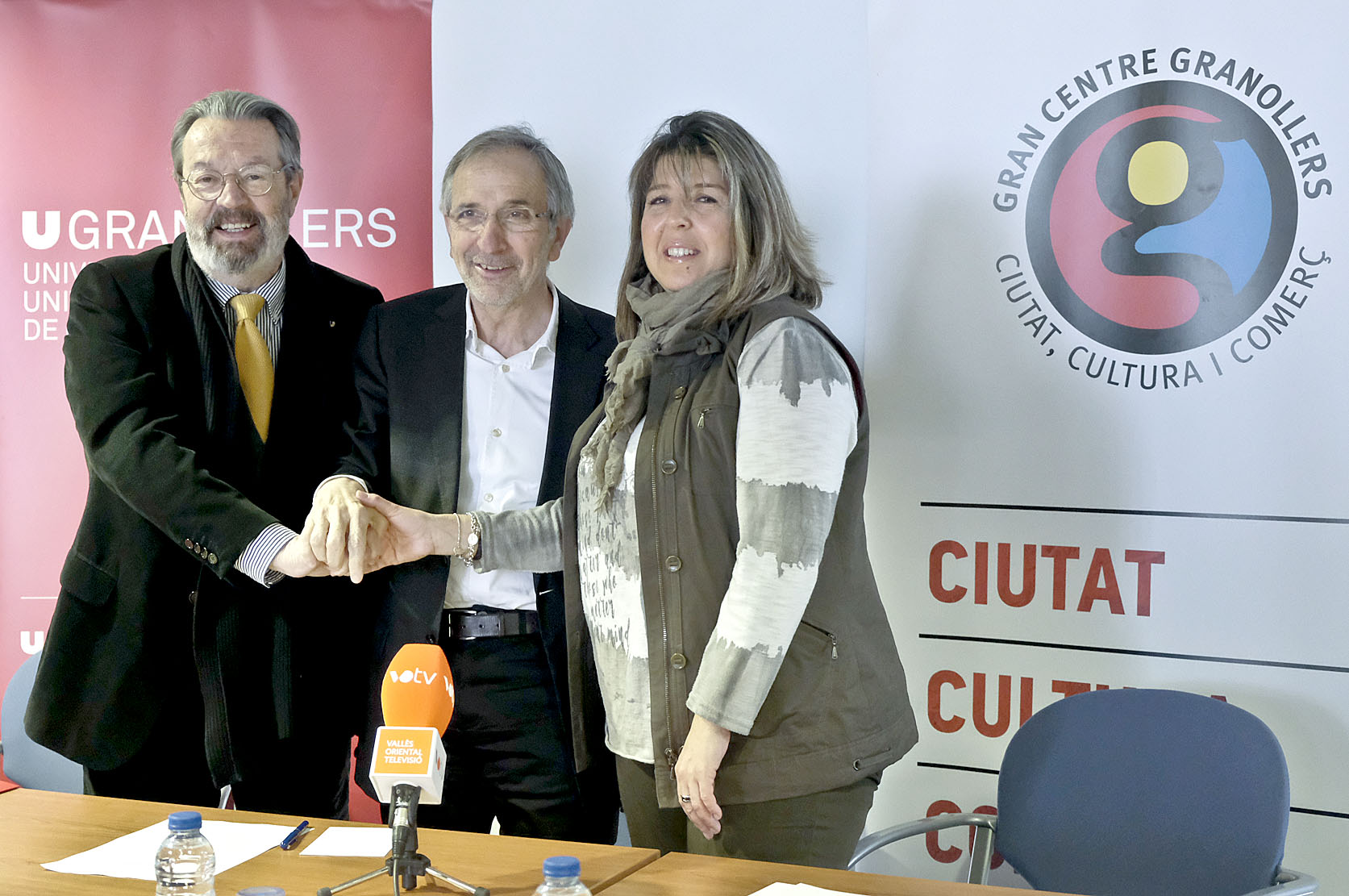 Jordi Montañà, Josep Mayoral i Laura Sabatés després de la firma del conveni
