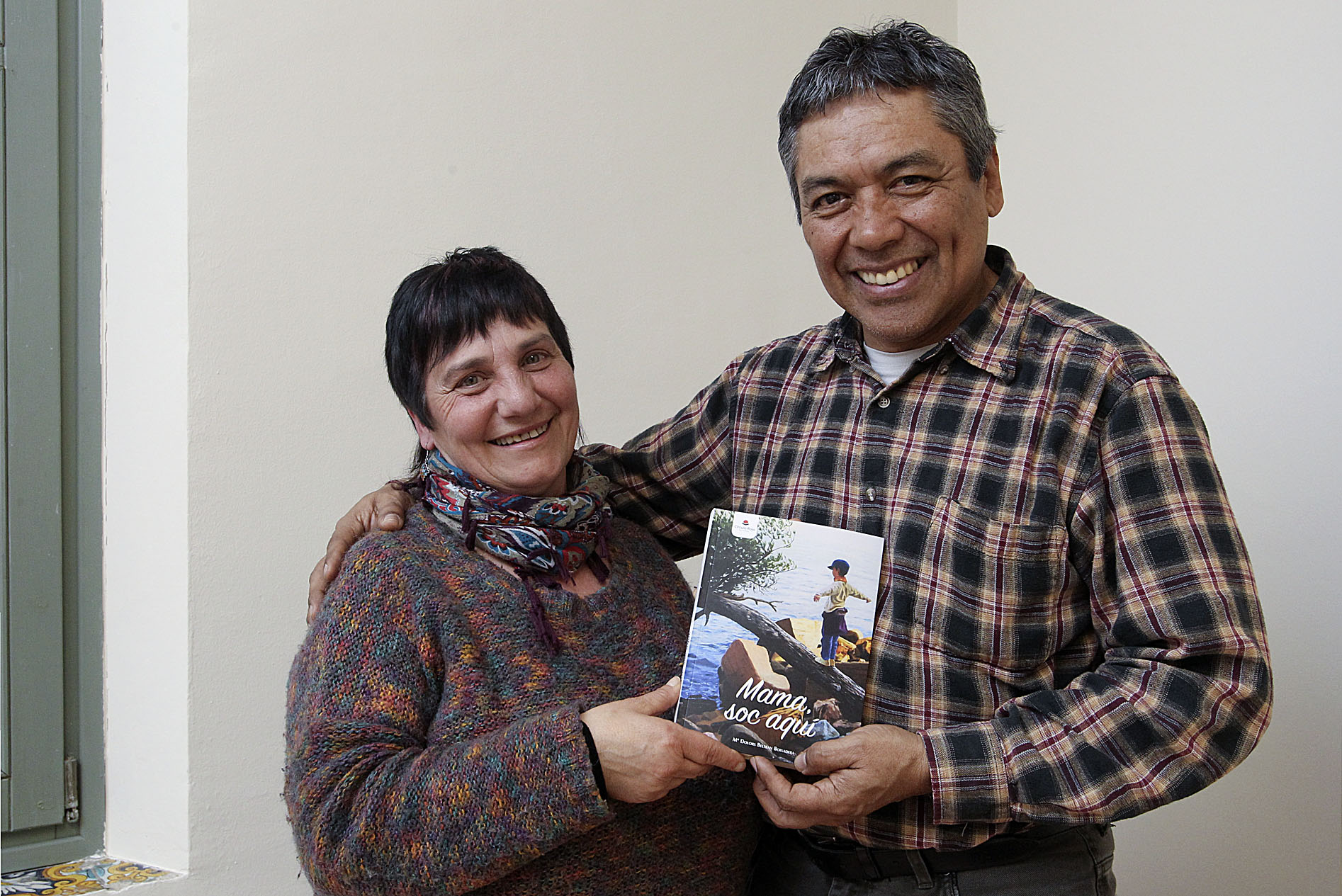 Dolors Beltran i Gilberto Sandoval amb el llibre que han escrit explicant la seva experiència