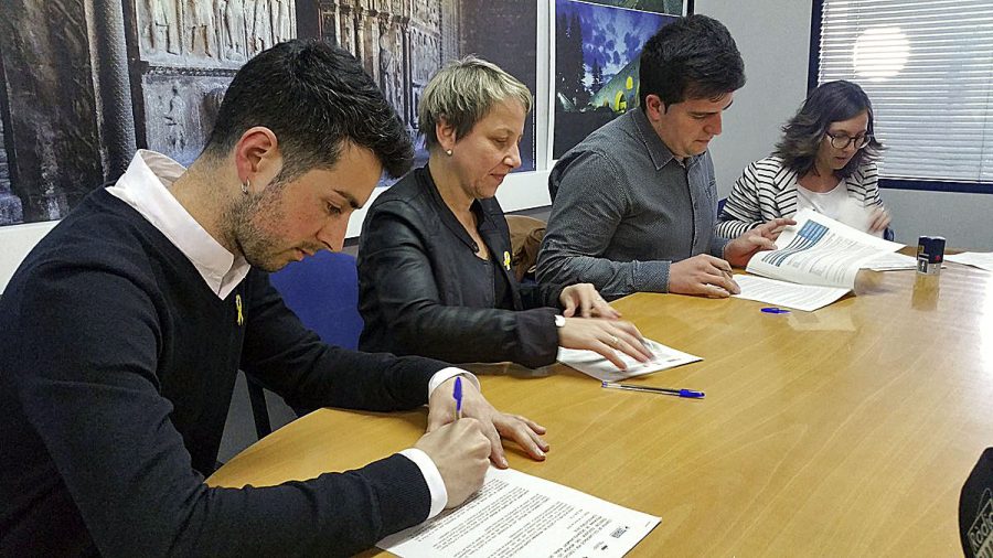 Èric Sibina, Rosa Vestit, Joan Manso i Marta Parcerisas, signant el conveni