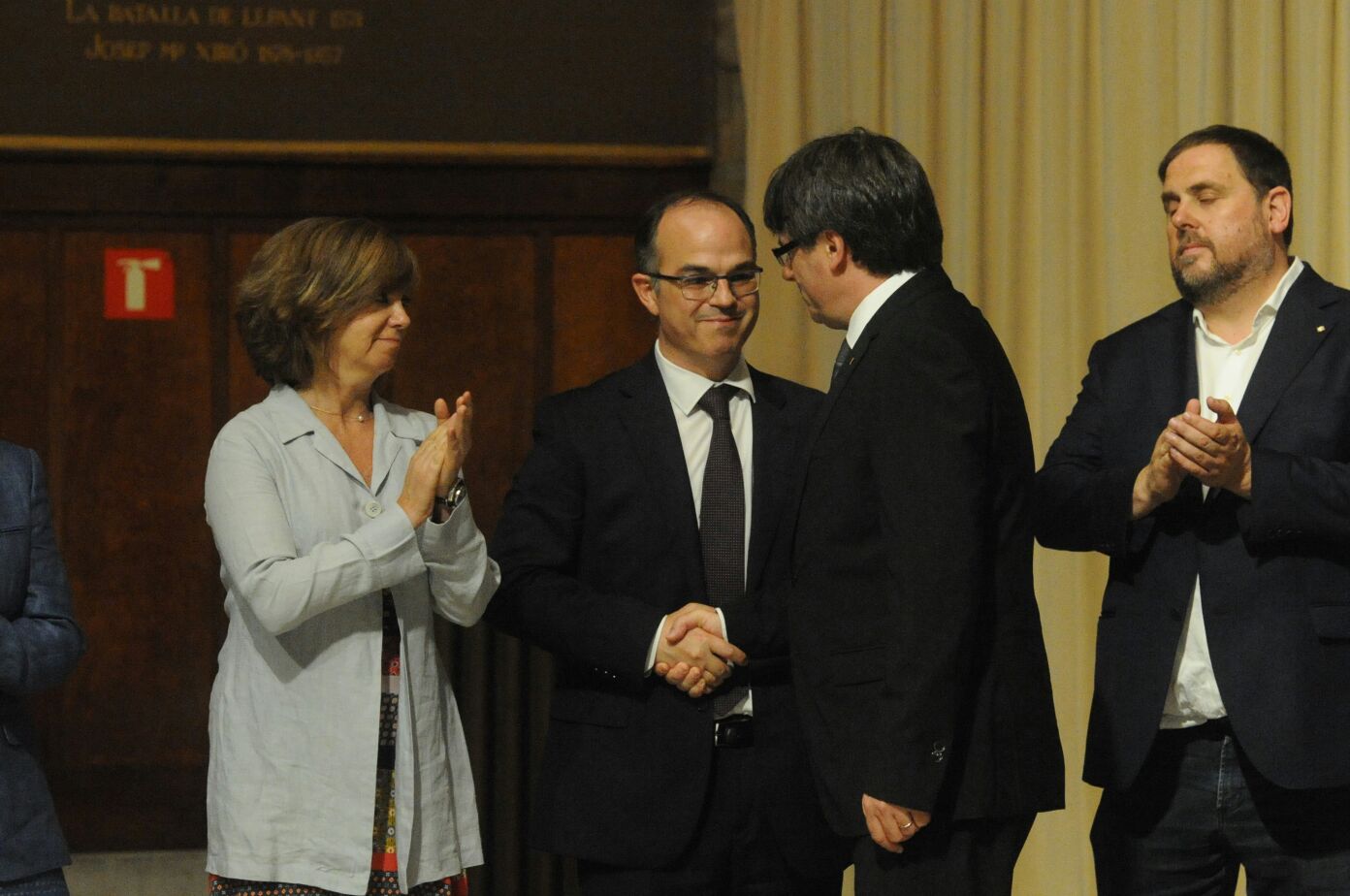 Turull saluda el president Puigdemont el dia que va prendre possessió com a conseller de Presidència en l'anterior legislatura
