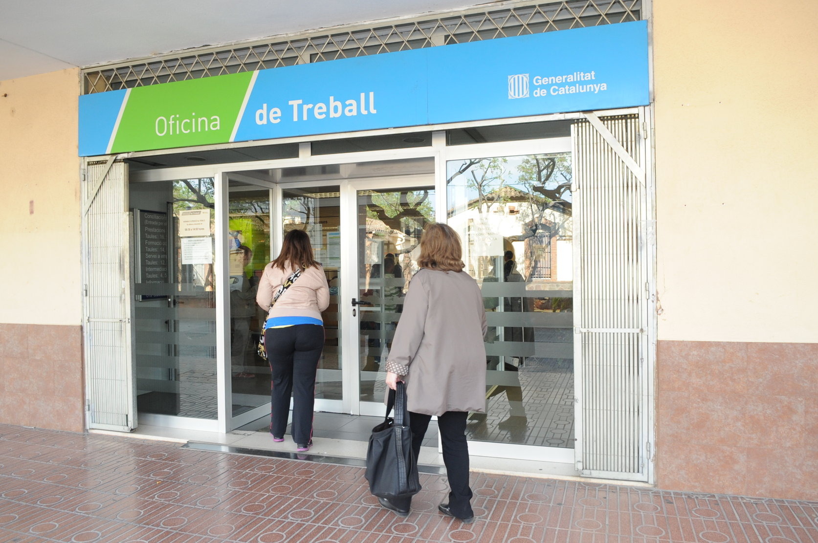 Accés a una de les oficines del Servei d'Ocupació de Catalunya a Granollers