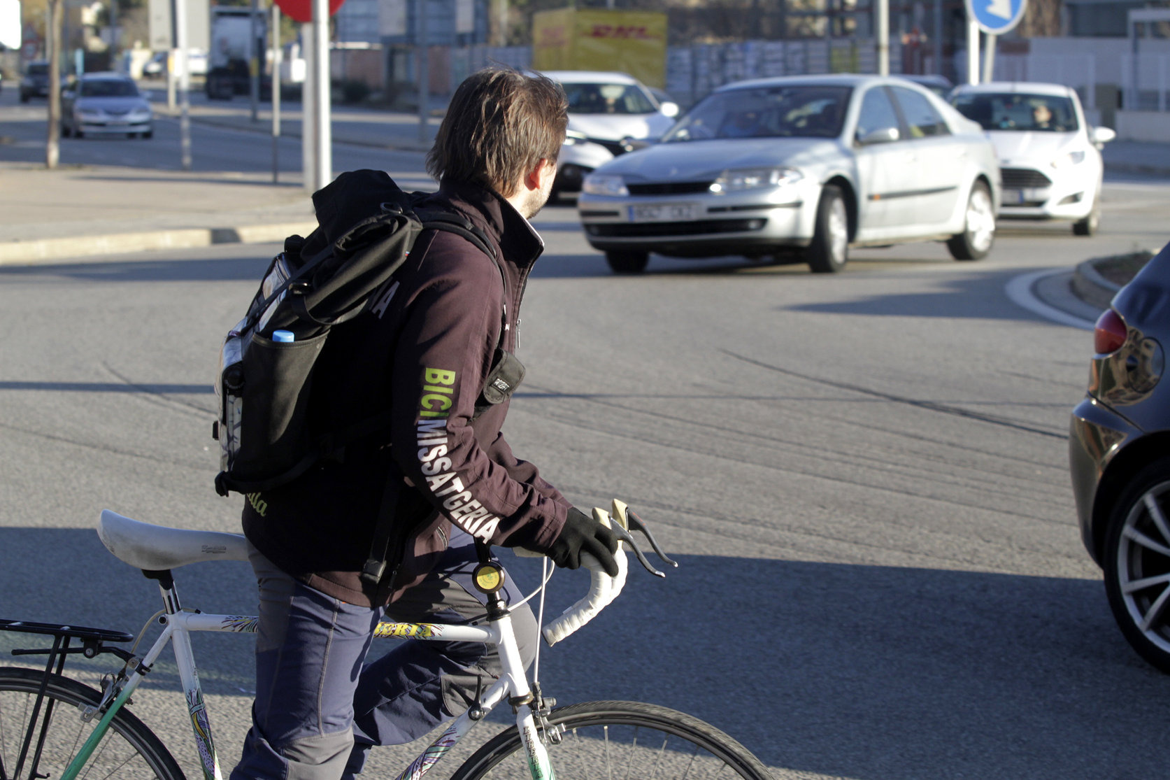 Un usuari de la bicicleta circulant per Granollers