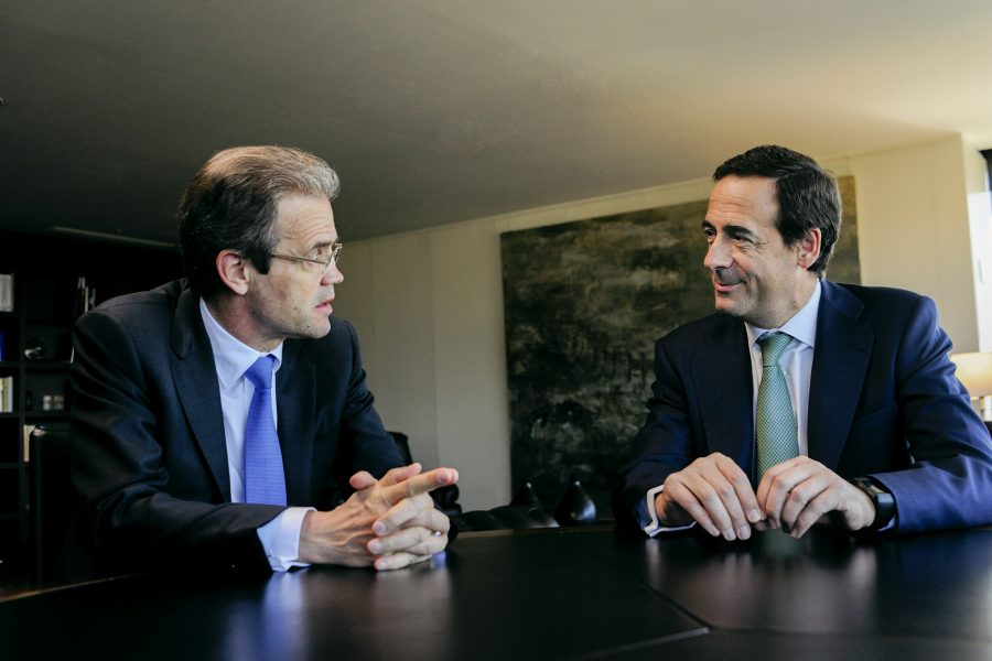 El president de Caixabank, Jordi Gual, amb el conseller delegat, Gonzalo Gortázar