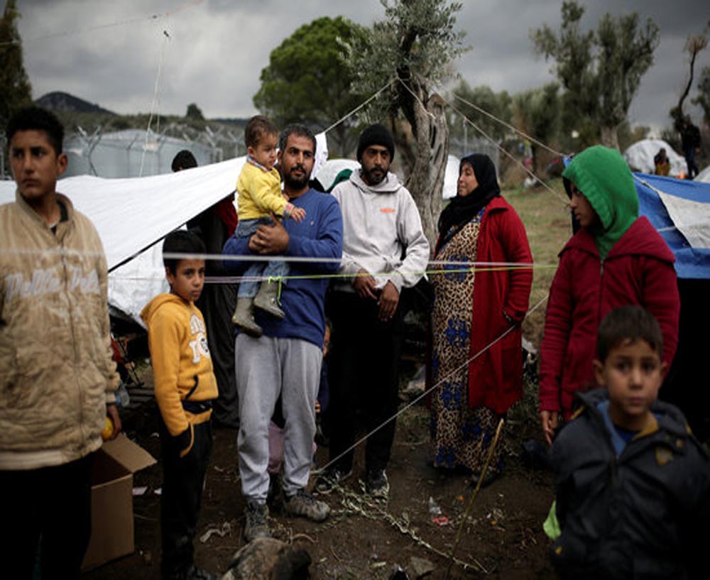 Una família de refugiats prop del camp de Moria, a Lesbos (Grècia), al novembre.