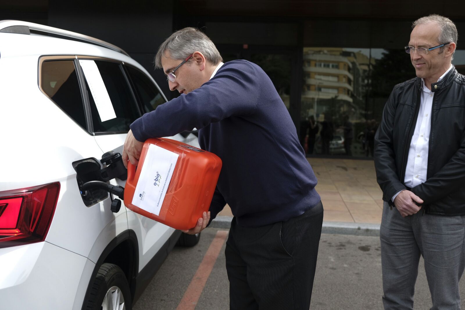 Josep Suriñach, màxim responsable d'Inkemia Advanded, filial del grup dedicada als biocombustibles, posa els primers litres del dièsel O-Bio a un vehicle particular
