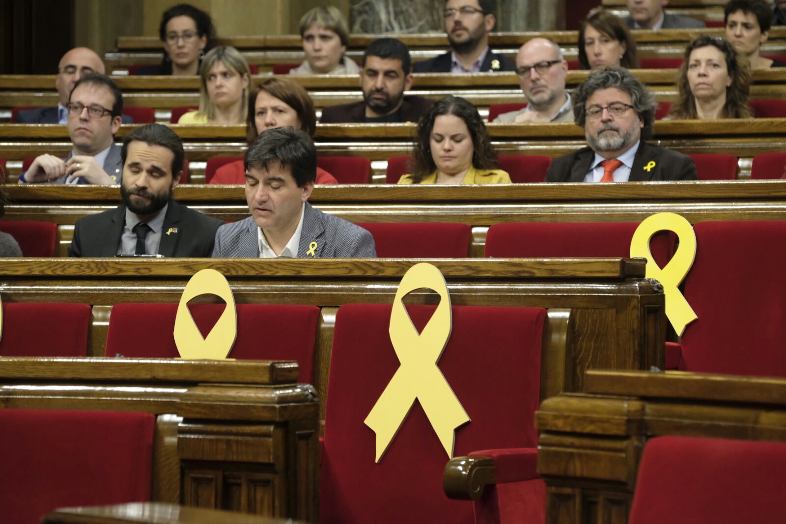 Llaços grocs al Parlament recordant als diputats empresonats i a l'exili