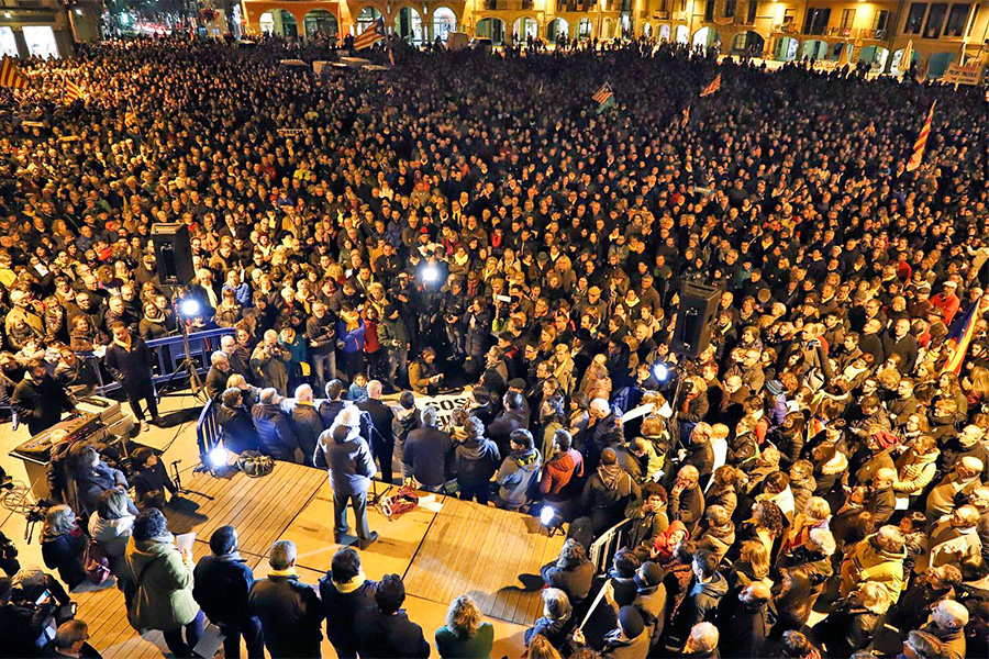La plaça s'ha omplert per protestar contra l'empresonament de Rovira