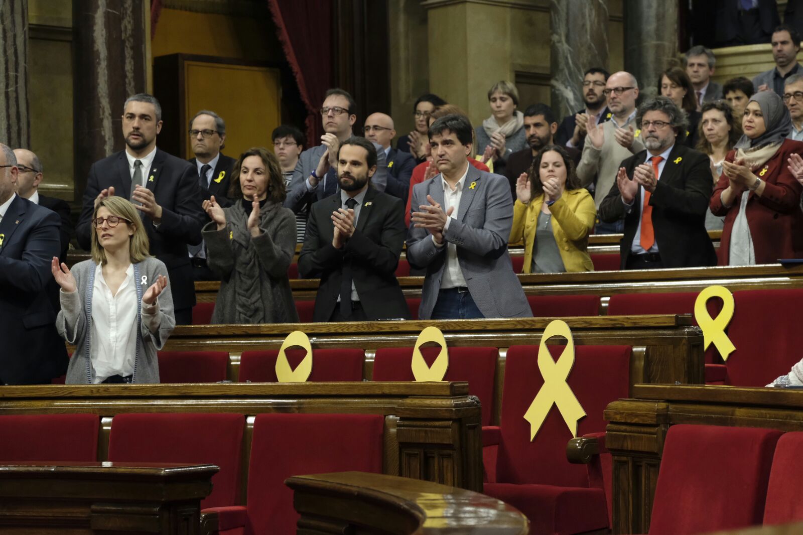 Els diputats d'ERC i Junts per Catalunya drets aplaudint la intervenció del president Torrent