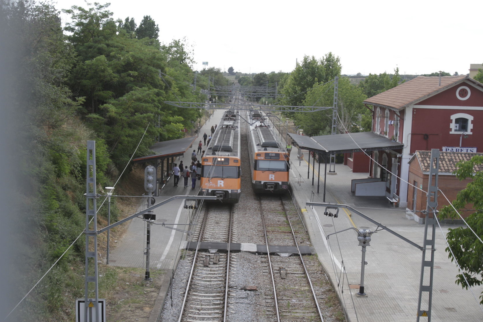 Dues unitats de trens 447 a l'estació de Parets