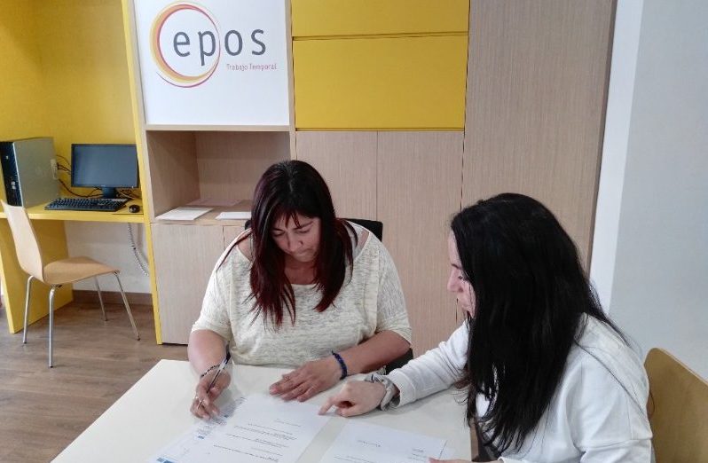 La Carol Carrasco signant el seu contracte laboral a Grupo Epos
