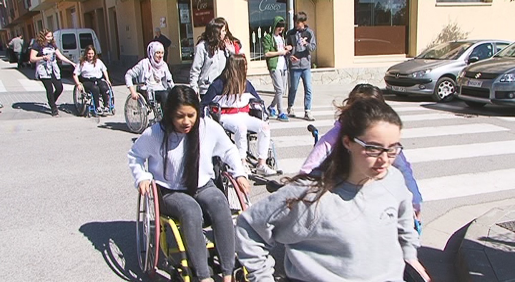 Alumnes de l'Institut Voltreganès participant en l'activitat 'Posa't al meu lloc'