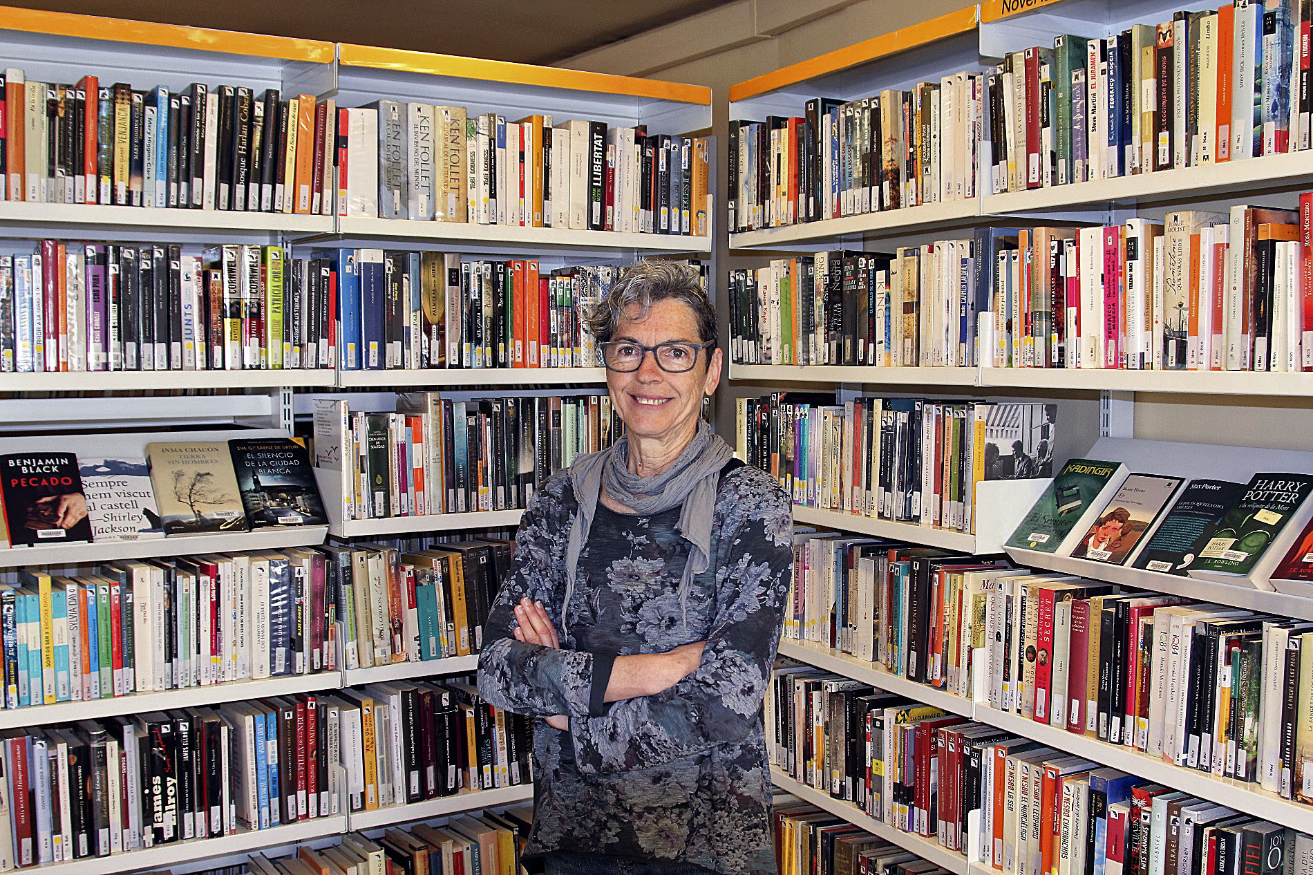 Marta Pujol, en un dels racons de la biblioteca
