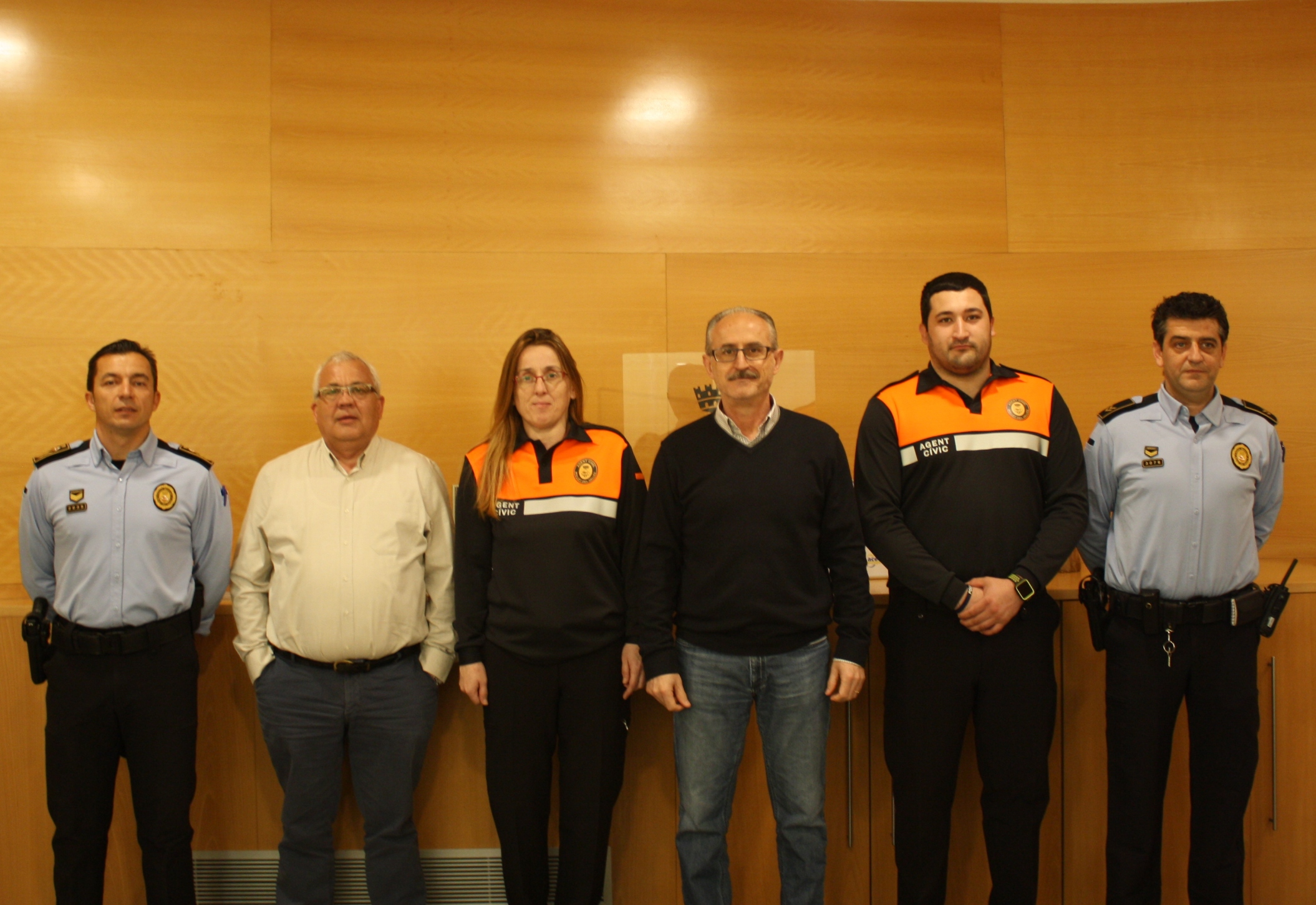 Els nous agents amb l'alcalde, Josep Monràs, el regidor Josep Garzón, i agents de la Policia Municipal