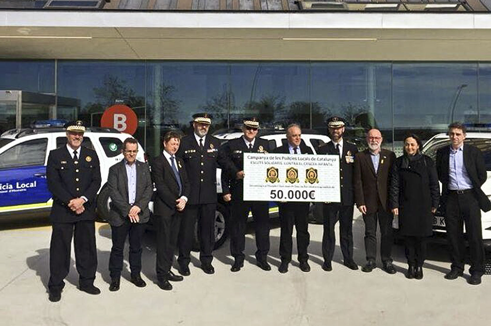 L'entrega del primer taló de 50.000 euros aconseguits amb la venda dels escuts policials solidaris