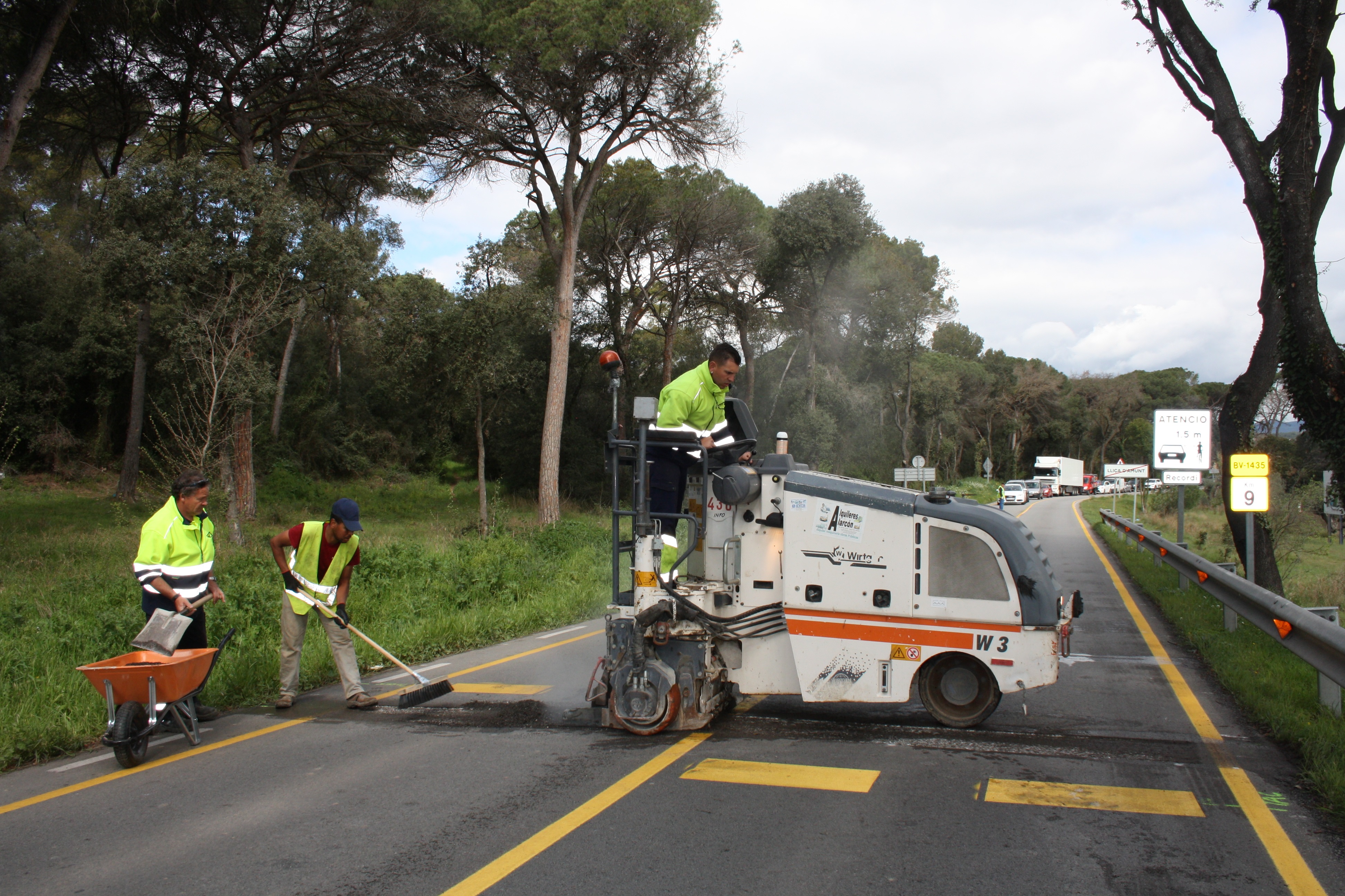 Uns treballadors instal·len els ressalts que reduiran la velocitat de pas dels vehicles per la carretera mentre durin les obres