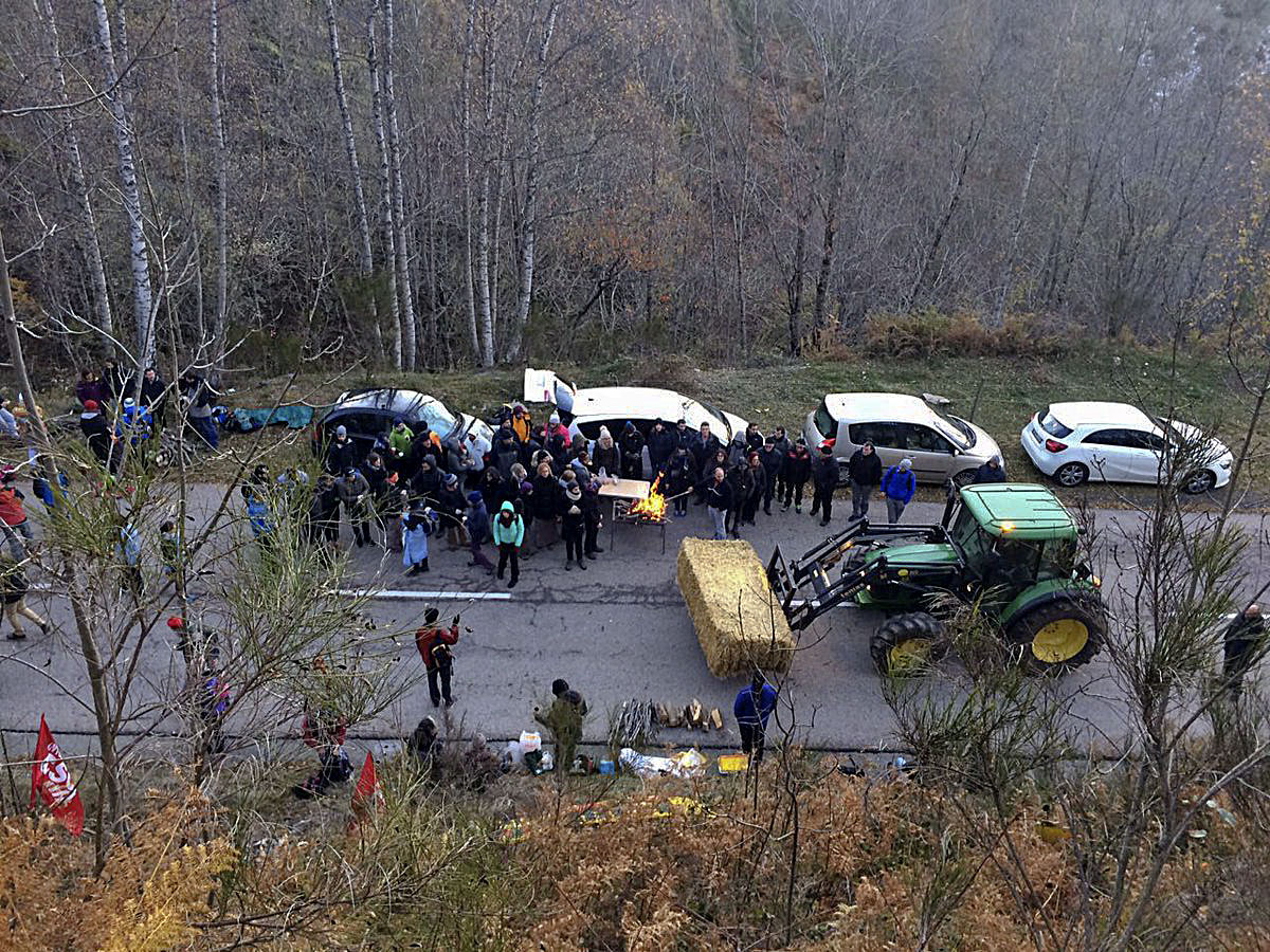 Un tractor i algunes de les persones que vantallar la carretera el 8 de novembre