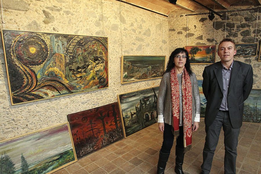 La regidora de Participació Ciutadana, Maite Gallifa, i l'alcalde de Manlleu, Àlex Garrido, amb alguns quadres de la subhasta de 2016