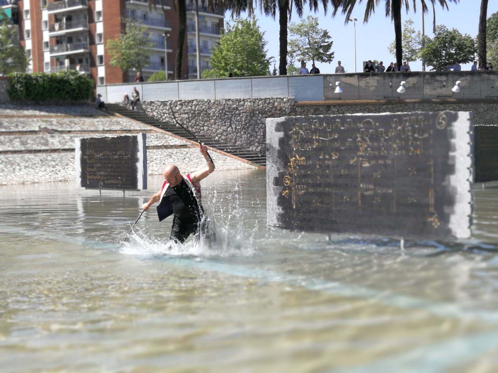 Toni Jodar en un moment de la seva acció dins el llac