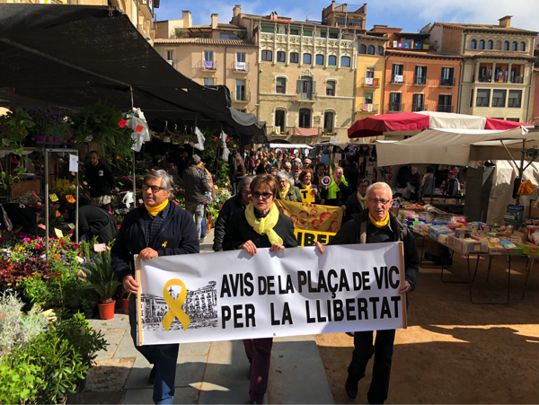 Els 'Avis de a Plaça de Vic' es manifesten en favor de l'alliberació dels presos polítics.