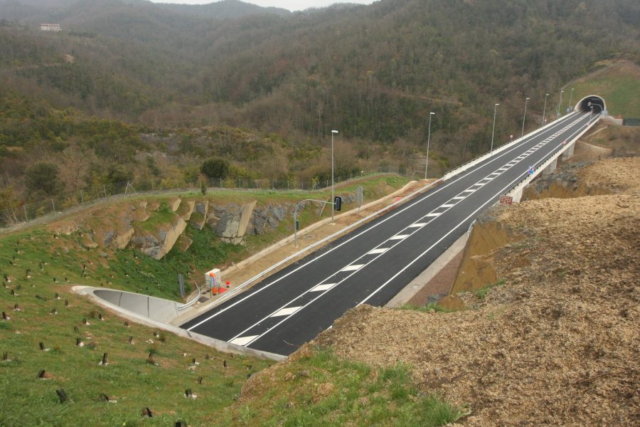 Un dels viaductes de la carretera, pocs dies abans d'obrir-se al trànsit