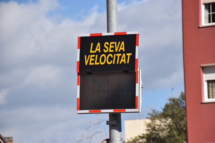 El radar pedagògic de Montornès s'ha anat instal·lant en diversos punts del municipi