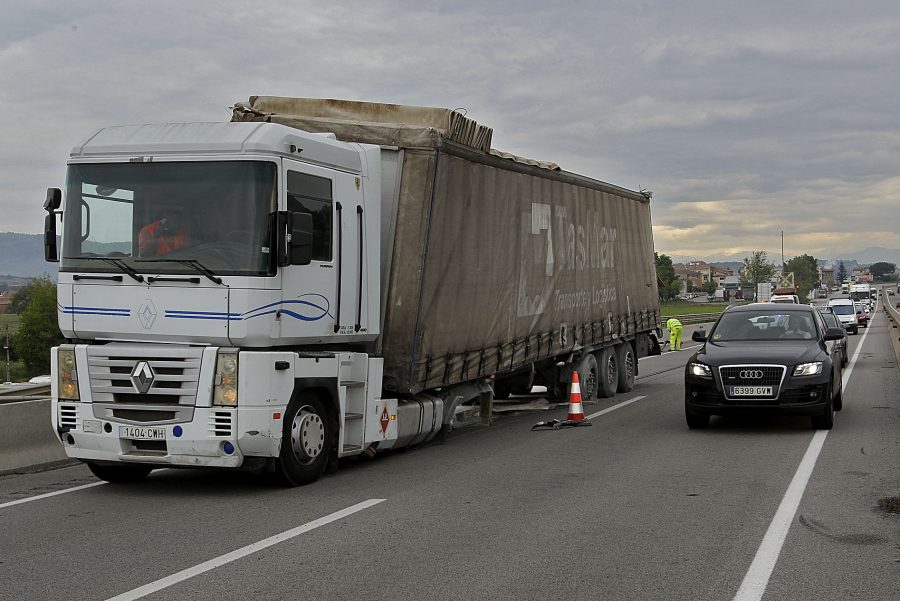 Un dels camions accidentats ha perdut part de les rodes