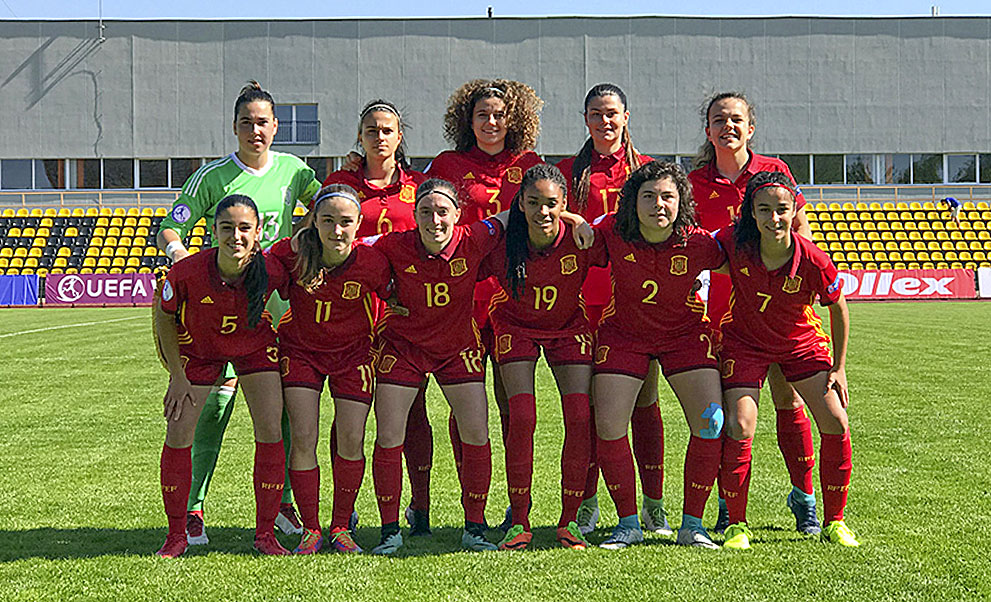 Bruna Vilamala, segona per l'esquerra a la fila de sota, forma amb la selecció espanyola