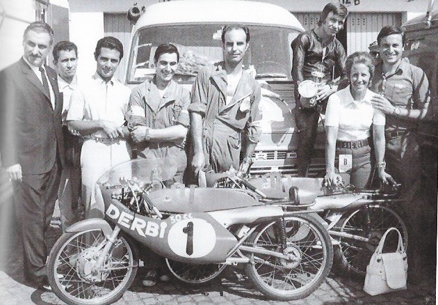 Jaume Garriga, el cinquè per l'esquerra, al circuit de Monza, a la dreta de la foto, Angel Nieto, Mercè Palet i Andreu Rabasa