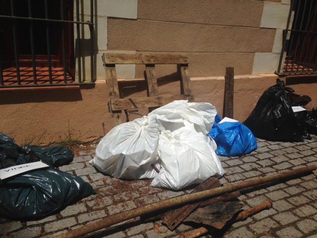 Algunes de les bosses dels residus recollits