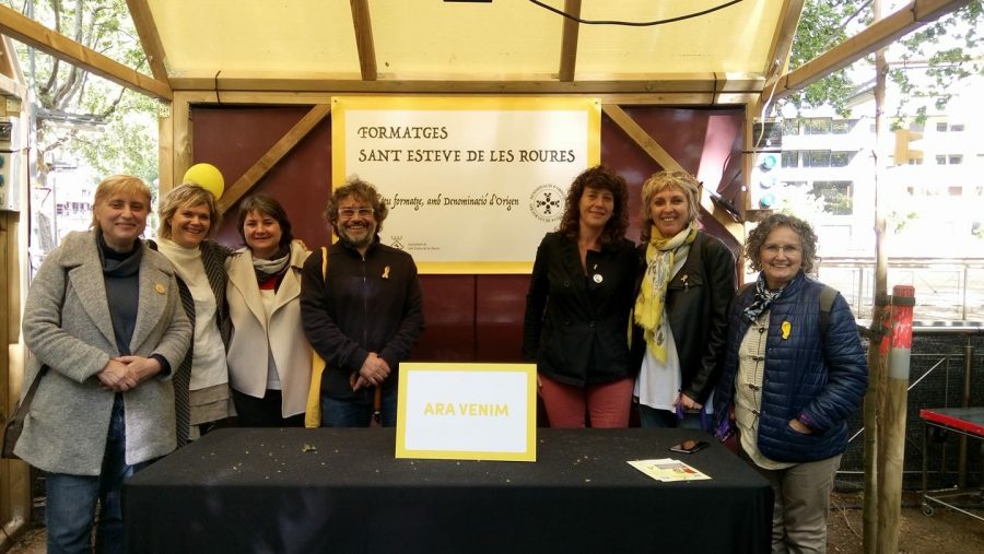 Teresa Jordà, juntament amb alguns representants d'ERC, va visitar l'estand de Sant Esteve de les Roures al lactium 2018