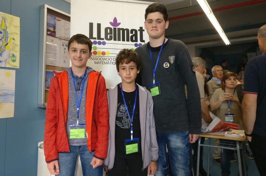 Imatge dels tres alumnes de Vic que participaren a la final de Fem Matemàtiques 2018