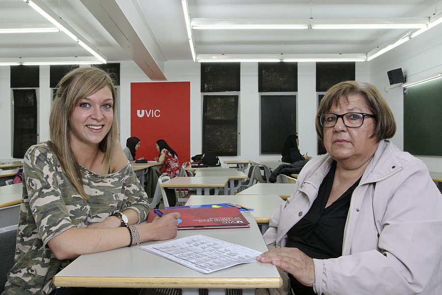 Cristina Prats i Carme Comas en una aula de la UVic, la setmana passada, durant l’última trobada del projecte