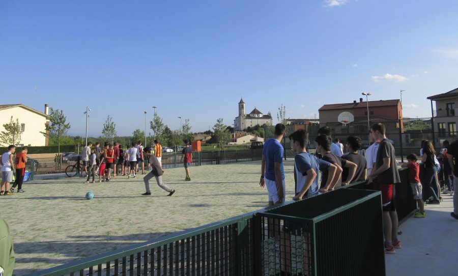 La pista poliesportiva és un dels nous elements que incorpora la plaça dels Països Catalans