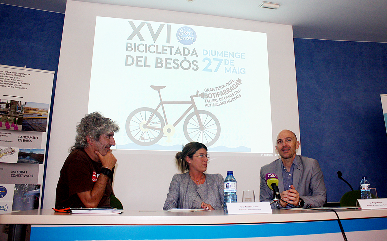 Dos representants de la Federació Catalana de Ciclisme amb l'alcalde Mingote