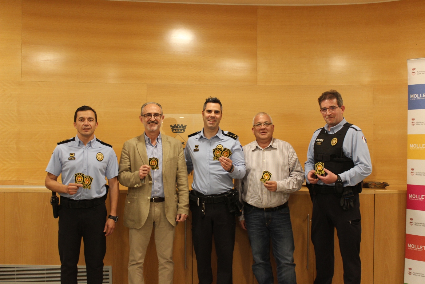 Membres de la policia municipal amb l'alcalde Josep Monràs i el regidor Josep Garzón