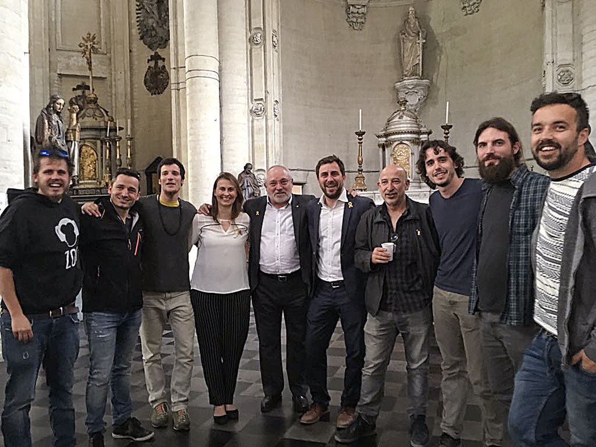 Els músics osonencs que van actuar a Brusel·les, amb els consellers Serret, Puig i Comín i l'exdiputat Germà Bel