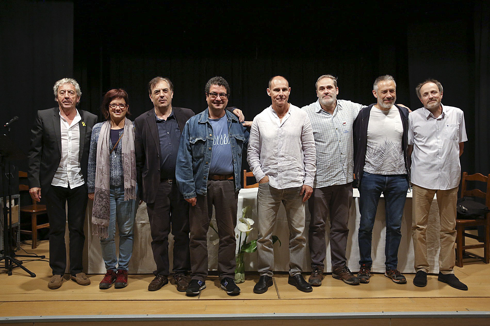 Membres del jurat i els finalistes, amb el guanyador, Agustí Clua, cinquè per l'esquerra