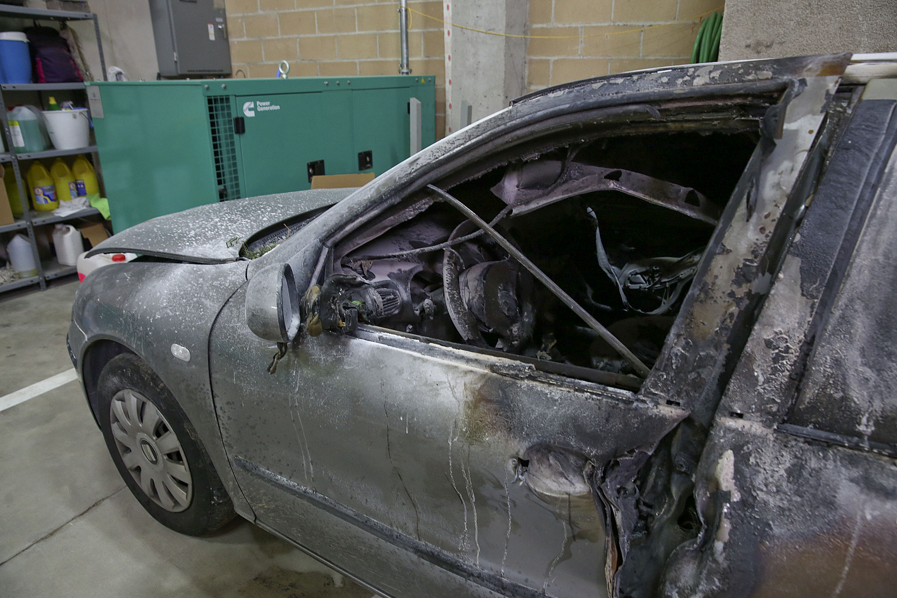 El vehicle de la víctima que va cremar després de l'agressió
