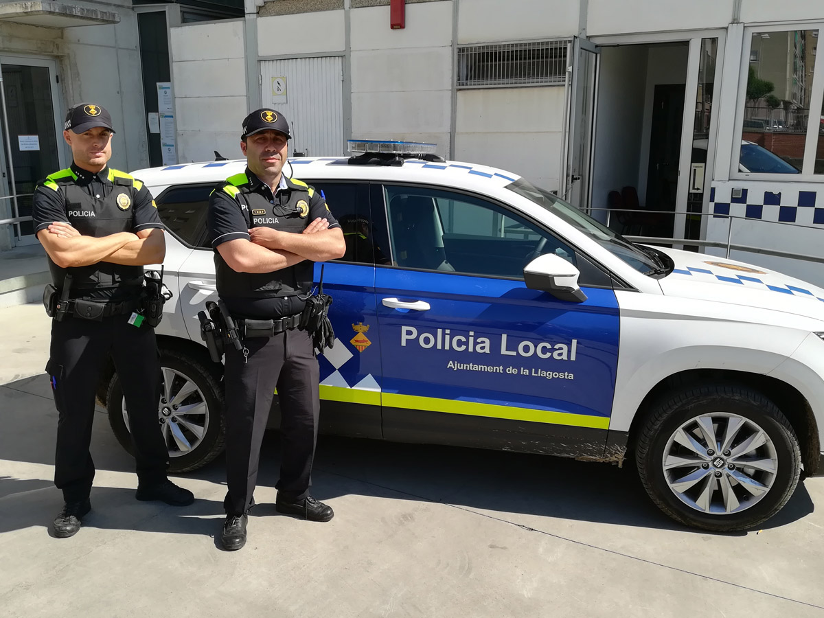Dos agents amb els nous uniformes i el nou vehicle