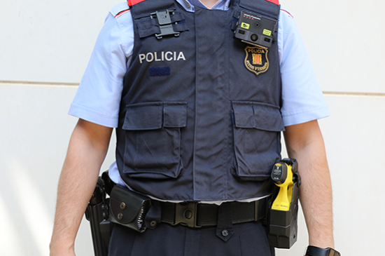 La pistola elèctrica i la càmera formaran part de la dotació dels mossos amb llicència per utilitzar-les
