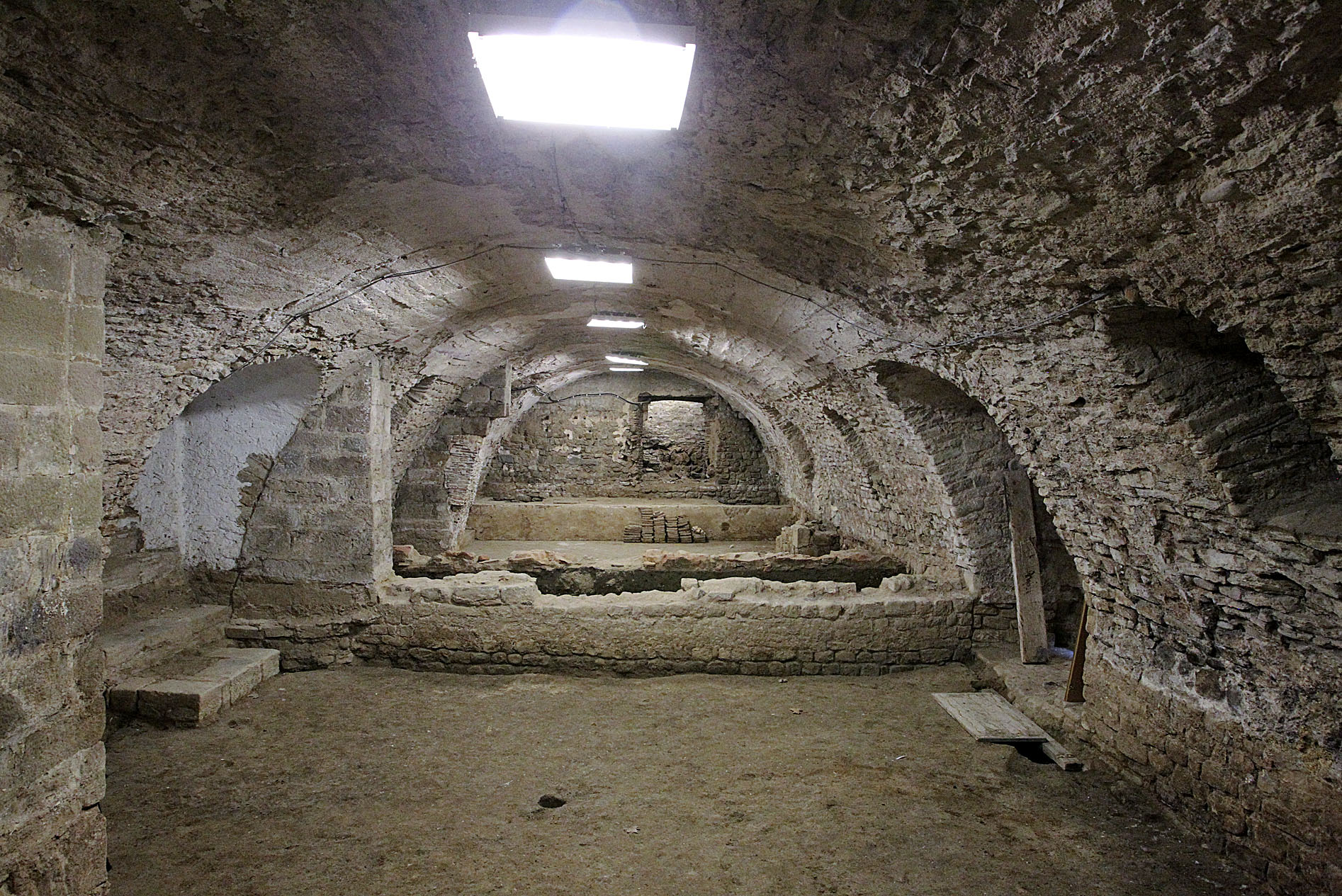 Aspecte de la sala romànica de la Canonja, després dels treballs d'excavació
