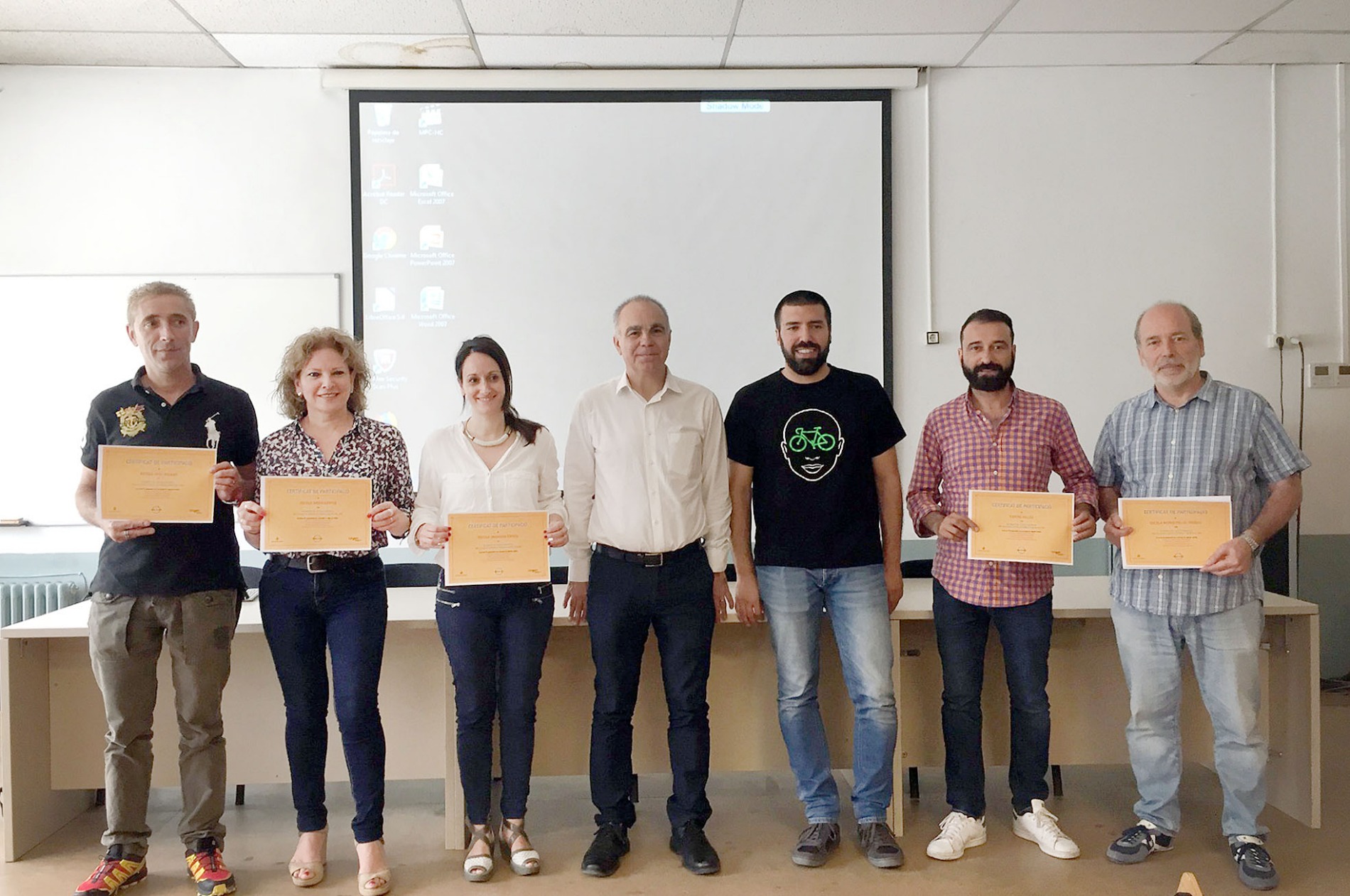 Representants de cinc centres que han participat a la Marató d'Estalvi del febrer amb els regidors de Medi Ambient i Educació