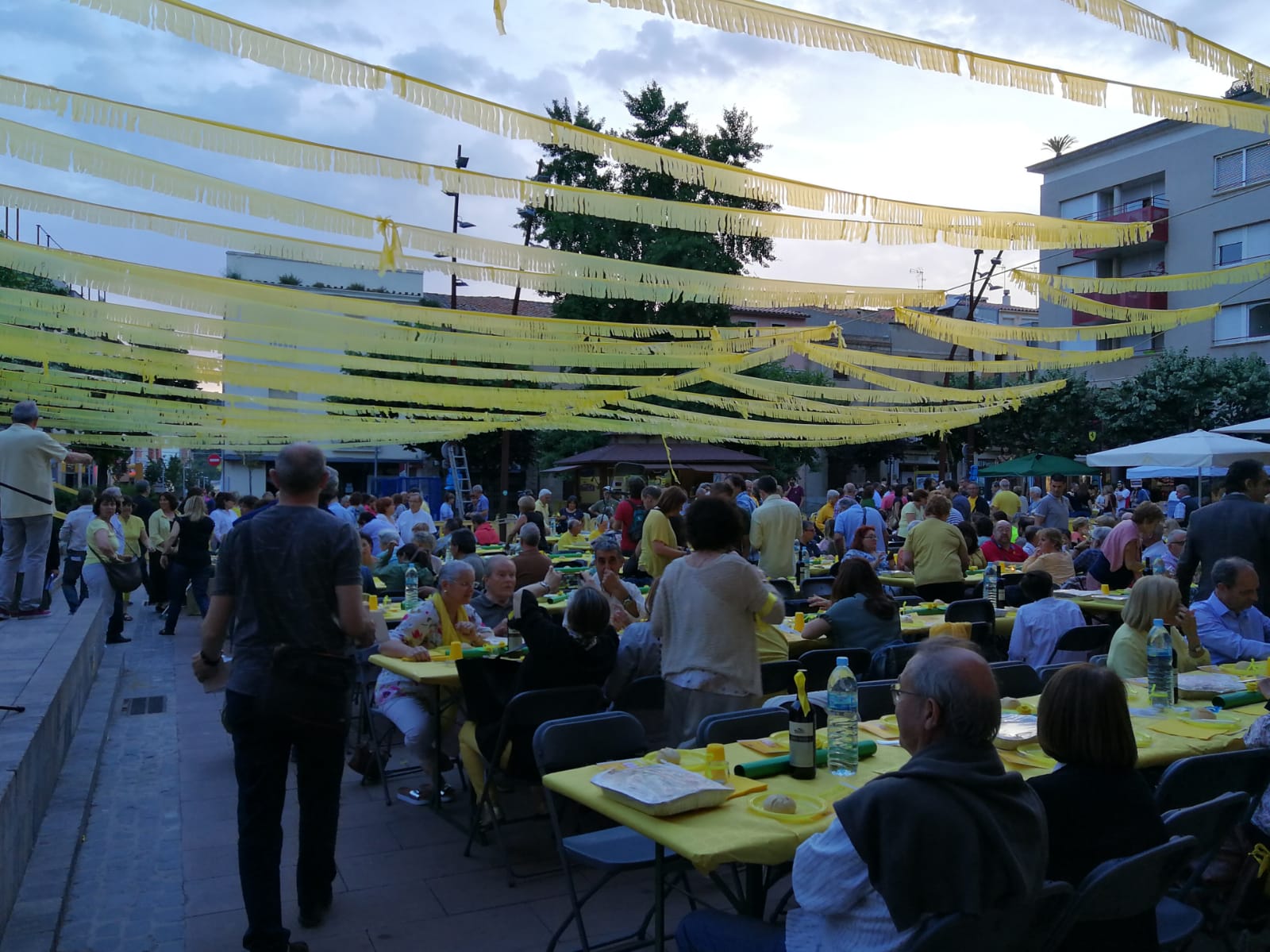 El sopar groc es va fer a la plaça de Can Dachs