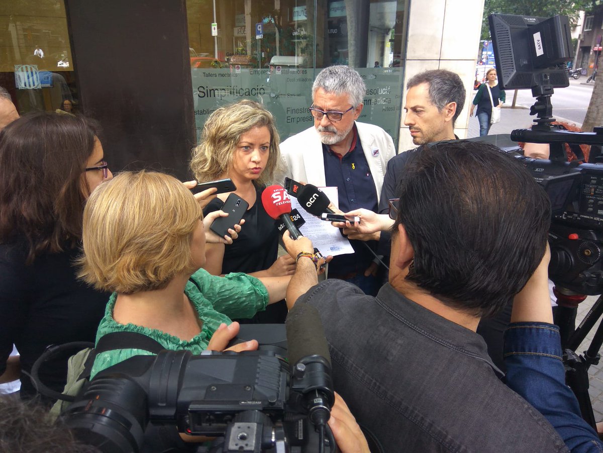 Alicia Buil i Jesús Ribera davant la delegació de Treball de la Generalitat explicant el perquè de la vaga