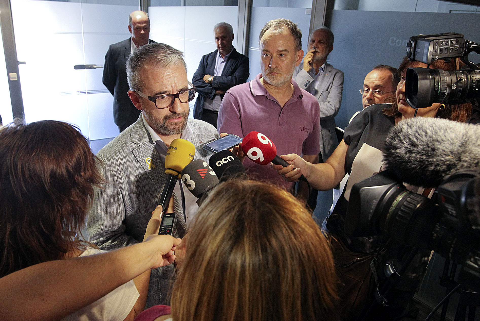 Josep Ginesta atenent aquest dimecres els mitjans de comunicació abans del consell d'alcaldes en una imatge d'arxiu