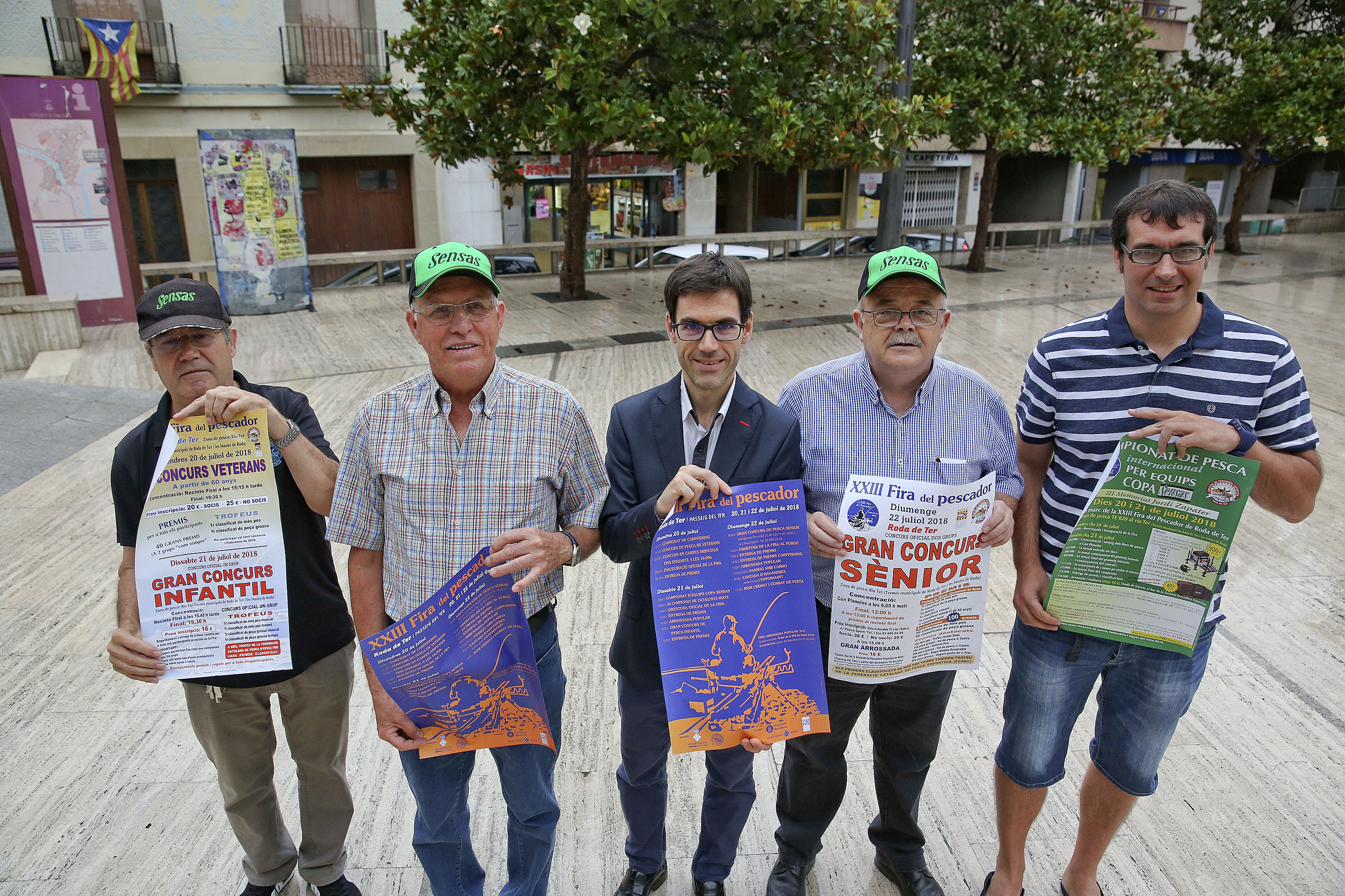 Membres de la Societat de Pescadors amb l'alcalde i el regidor de Promoció Econòmica, Toni Vila, amb els cartells de la fira
