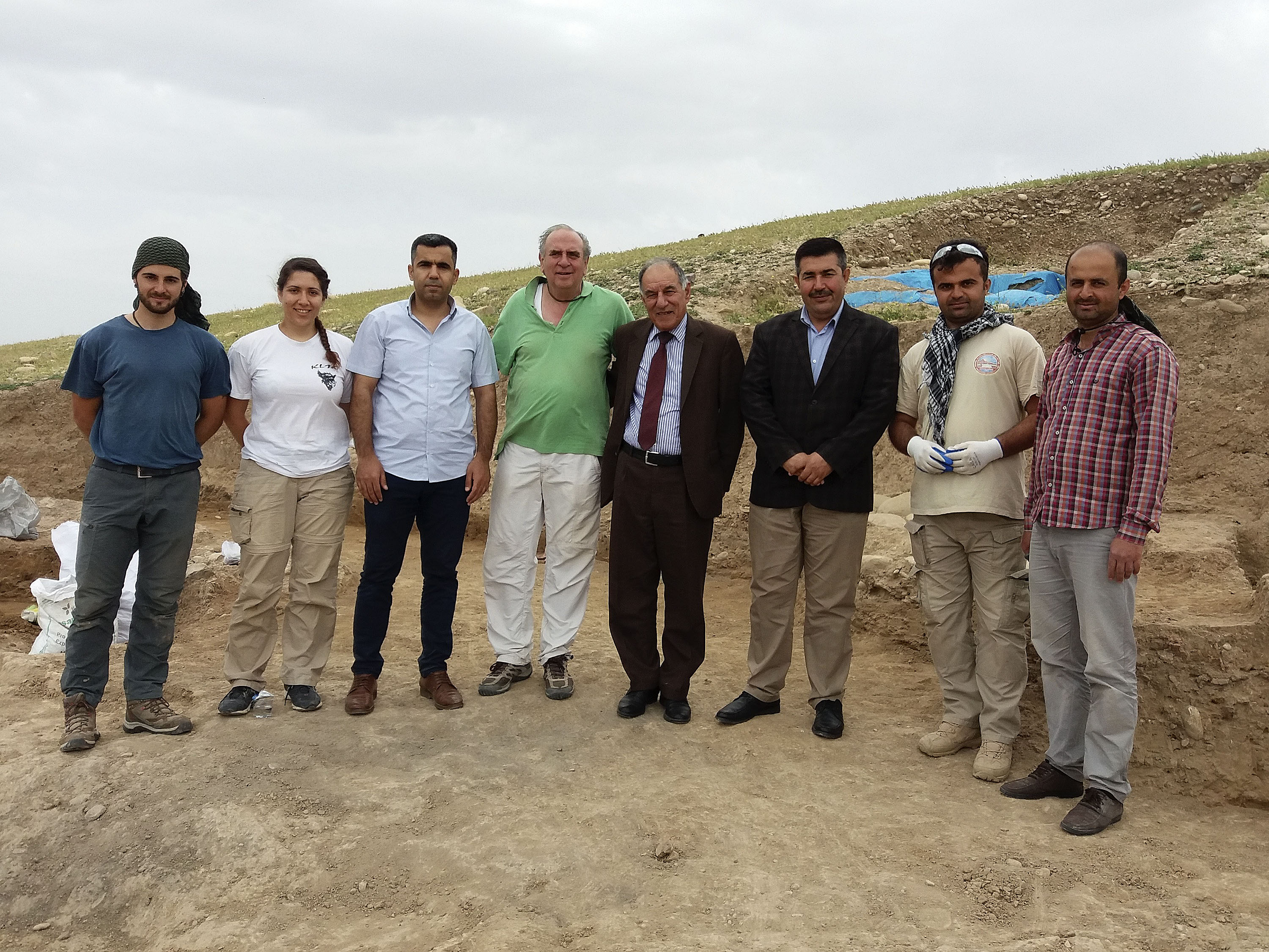 Visita del director general d'antiguitats del Kurdistan a l'excavació amb els arqueòlegs osonencs