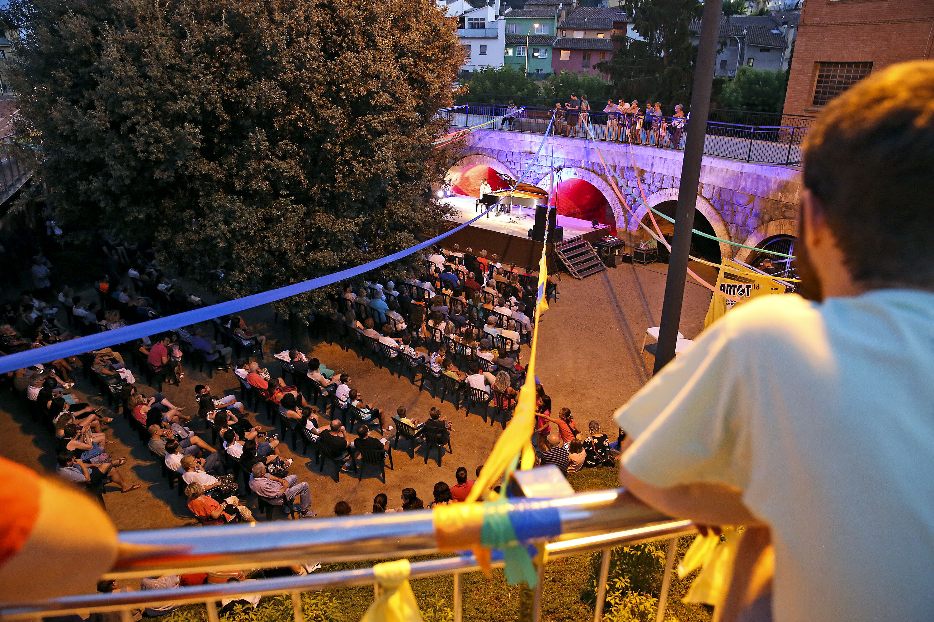 El concert de Manu Guix, al pont del torrent de Mitjavila, va ser el més concorregut del cicle Artot