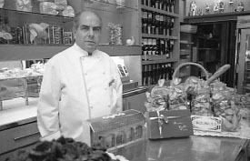 El pastisser Josep Costa quan va ser nomenat Mestre Artesà, l'any 1995, a la pastisseria de la plaça de Sant Eudald